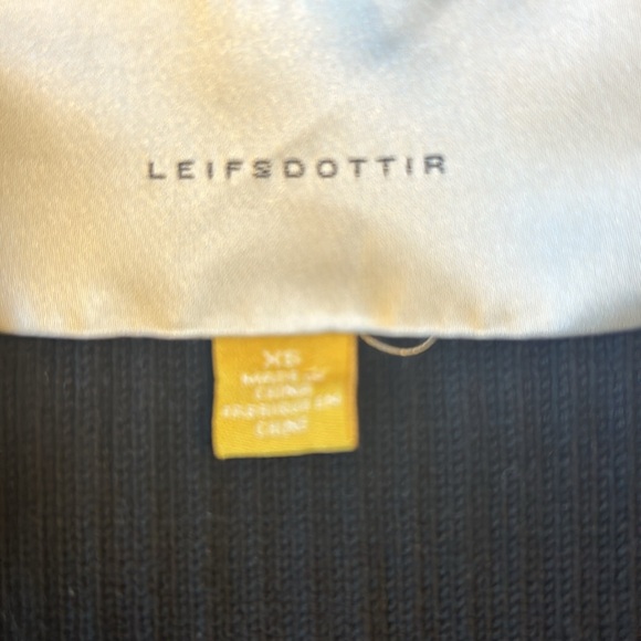 Stunning and classic cardigan sweater with ornamental brass buttons - Picture 8 of 8